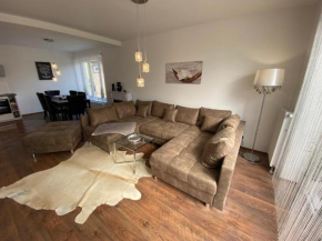 ROYAL OCEAN Ferienhaus mit Sauna, Spielekonsole und Whirlpool in Rostock